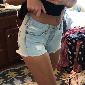 Light Wash LEVI Shorts!